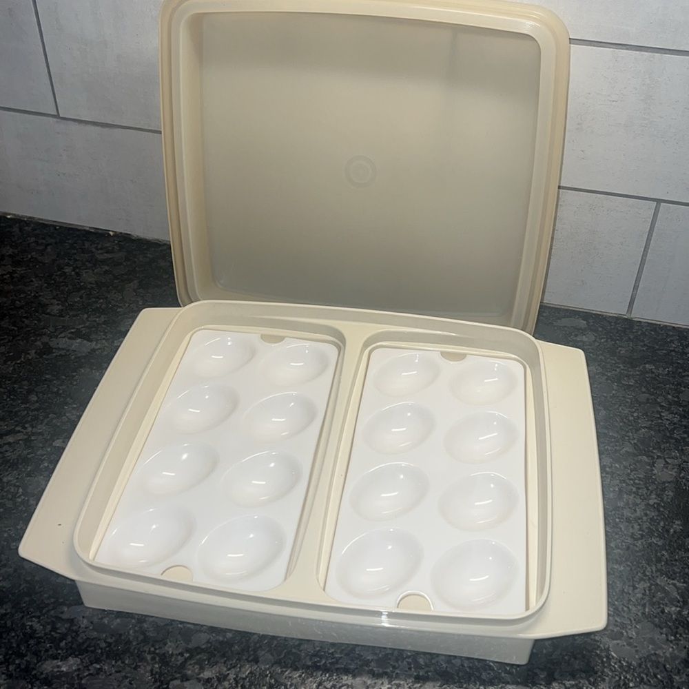 Seems to be brand new Vintage Deviled egg keeper by Tupperware Holds 16 halves